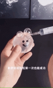 近期爆火的“针筒”玩具，可轻易刺穿生肉和西瓜！家长速查→